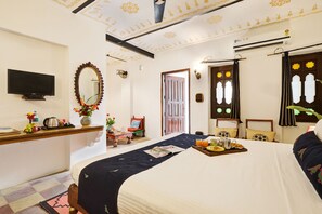 Standard Room, 1 Queen Bed, Pool View | Soundproofing, free WiFi, bed sheets, wheelchair access