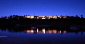 Fassade der Unterkunft – Abend/Nacht