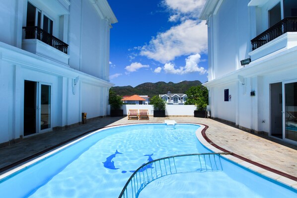 Outdoor pool - Paragon Villa Hotel (Nha Trang)