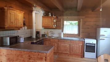Deluxe Cottage | Dapur peribadi | Peti sejuk/penyejuk beku saiz penuh, ketuhar gelombang mikro, dapur
