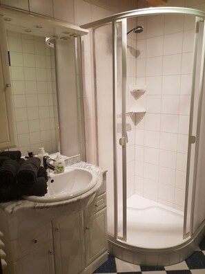 Economy Apartment | Bathroom | Shower, towels - Appartementhaus Gugganig (Flattach)