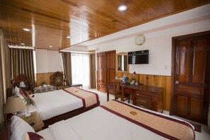Family Room | Minibar, desk, free WiFi, bed sheets
