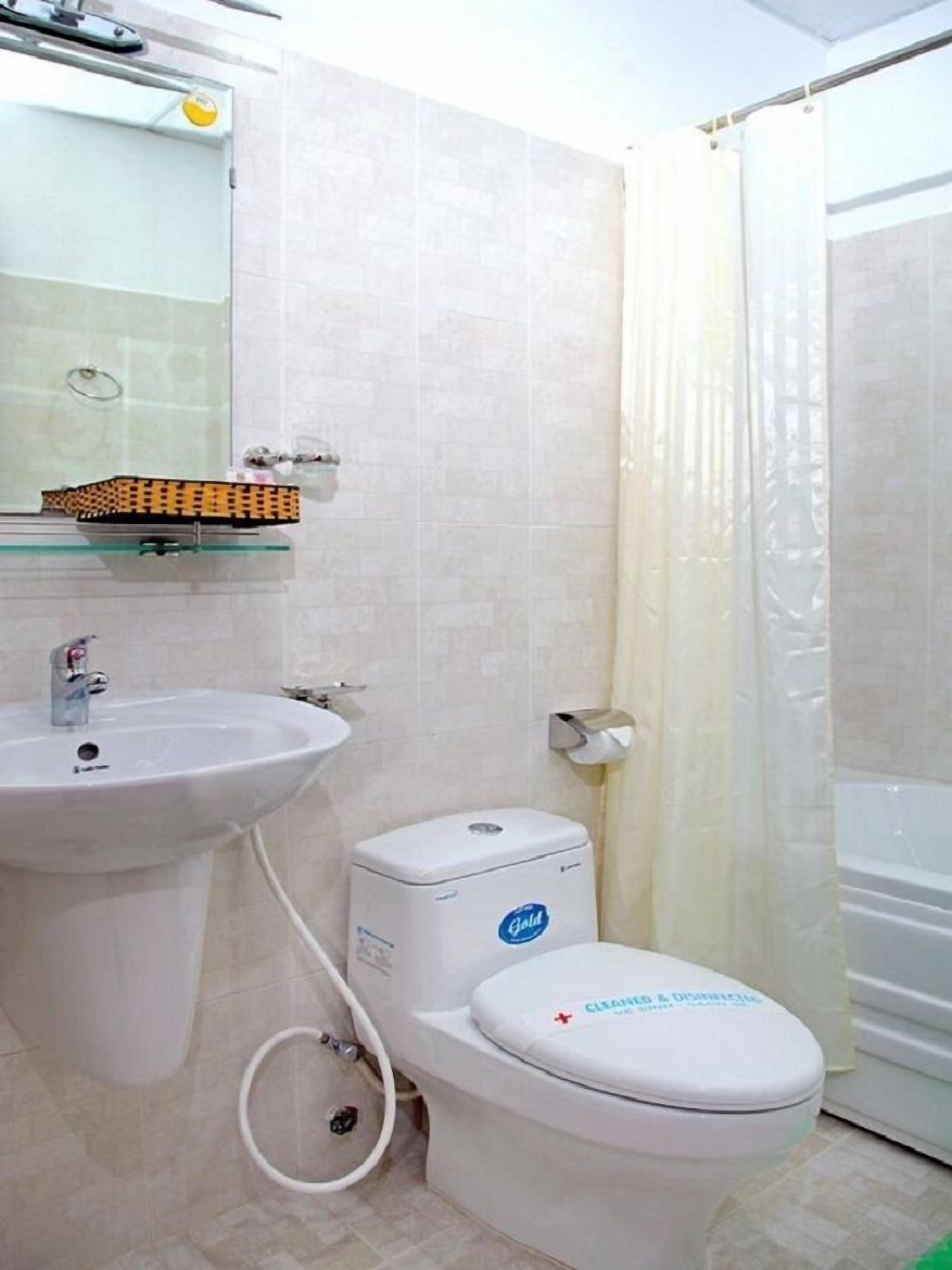 superior double room | bathroom | shower, free toiletries, hair dryer, slippers