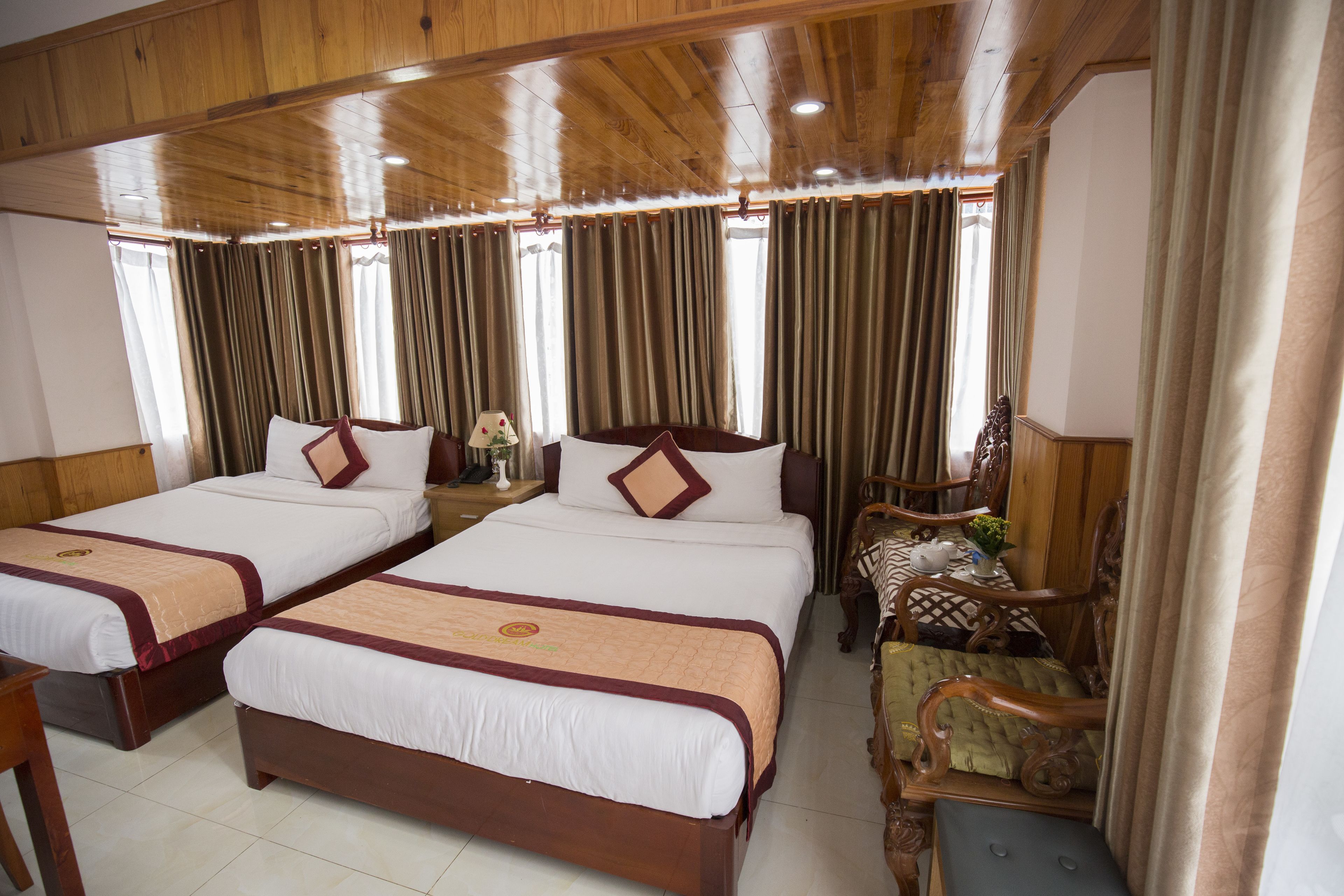 family room | minibar, desk, free wifi, bed sheets