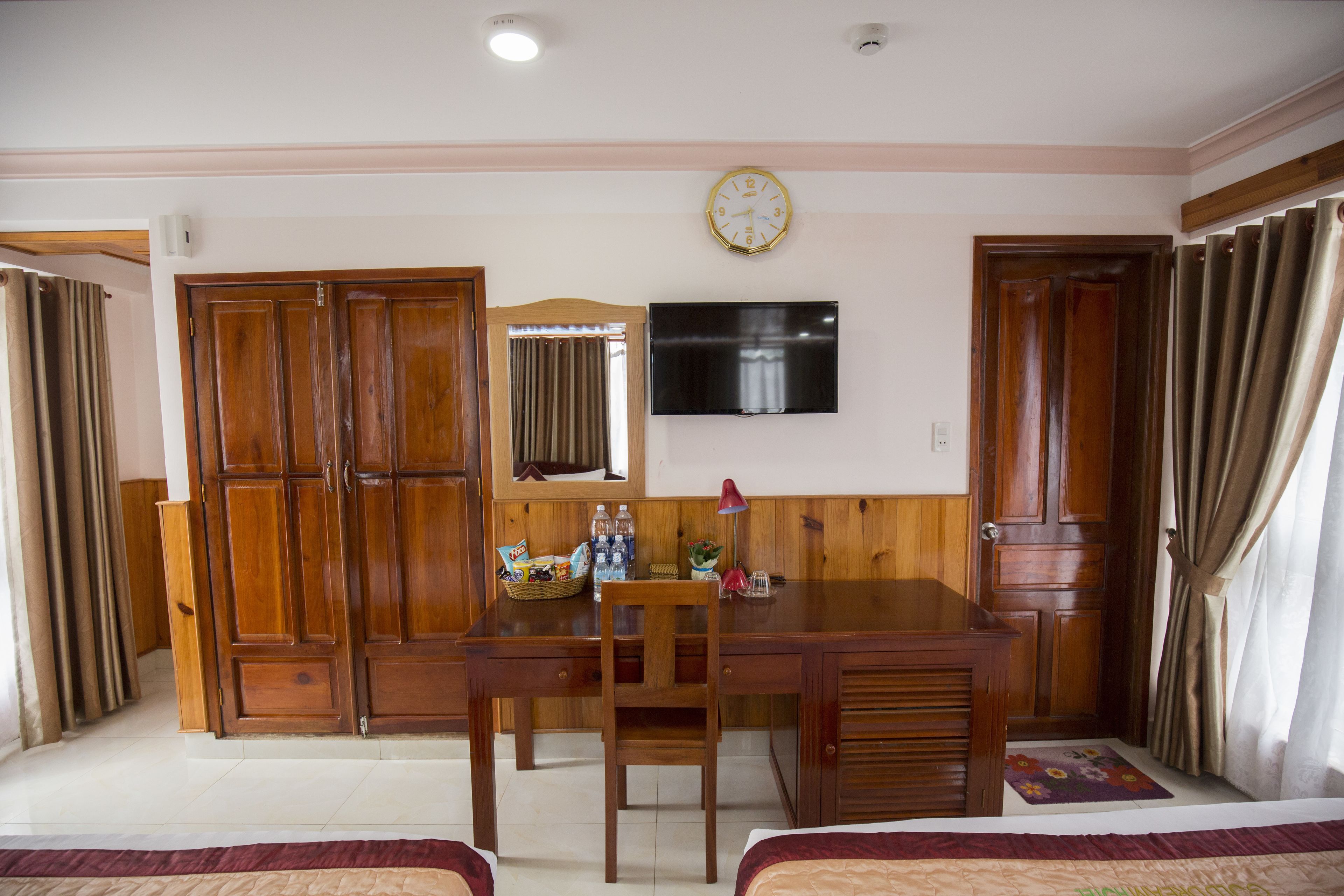 family room | minibar, desk, free wifi, bed sheets
