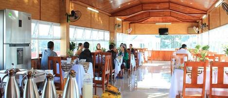 Lunch and dinner served, international cuisine