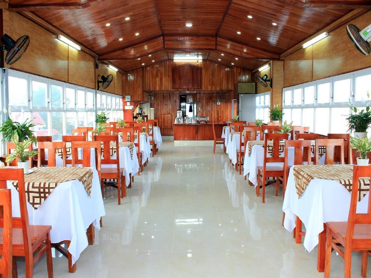 lunch and dinner served, international cuisine