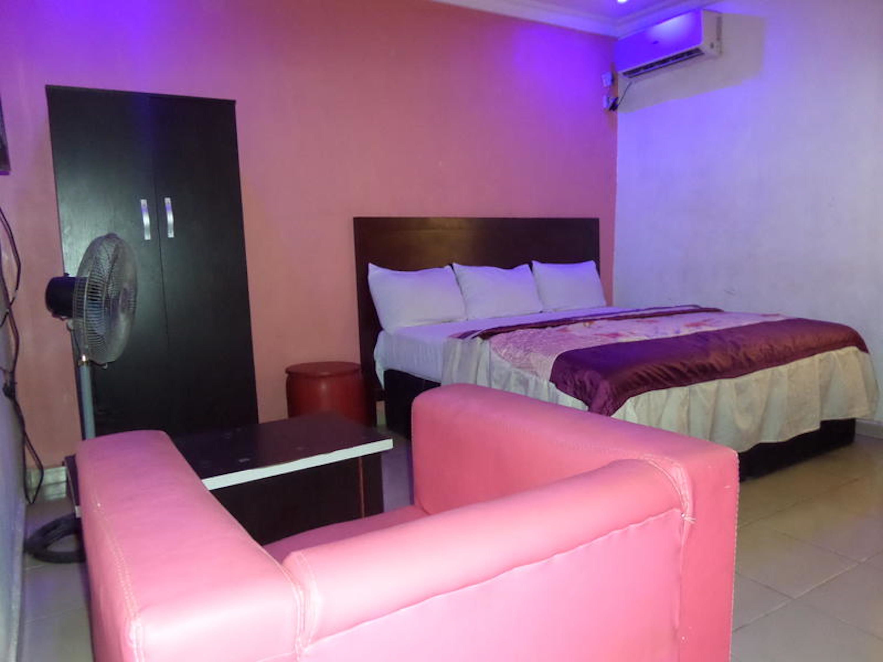 套房, 无烟房 | 办公桌、笔记本电脑工作区