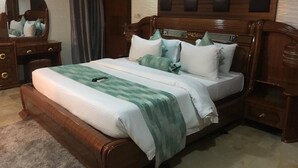 皇室套房, 1 張標準雙人床, 非吸煙房 | 書桌、手提電腦工作空間、免費 Wi-Fi、床單