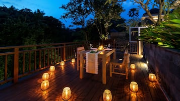 Se sirven desayunos y cocina internacional, con vista al jardín