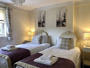 Habitación estándar con 2 camas individuales | Escritorio, tabla de planchar con plancha, camas extra y wifi gratis