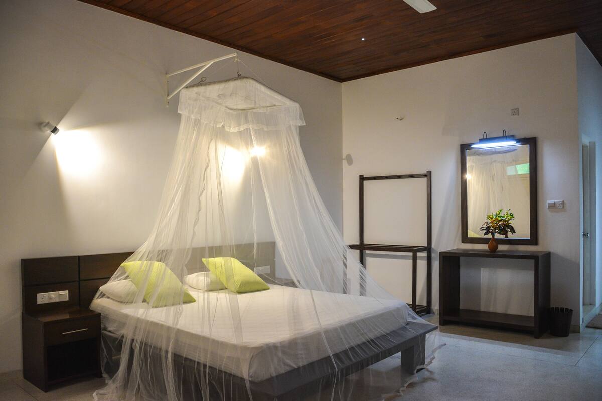 Deluxe Double Room, Non Smoking | Iron/ironing board