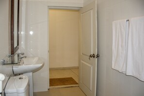 Deluxe Double Room, Non Smoking | Bathroom | Shower