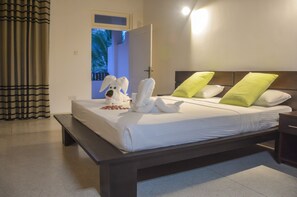 Deluxe Double Room, Non Smoking | Iron/ironing board