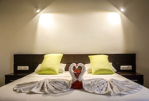 Deluxe Double Room, Non Smoking | Iron/ironing board