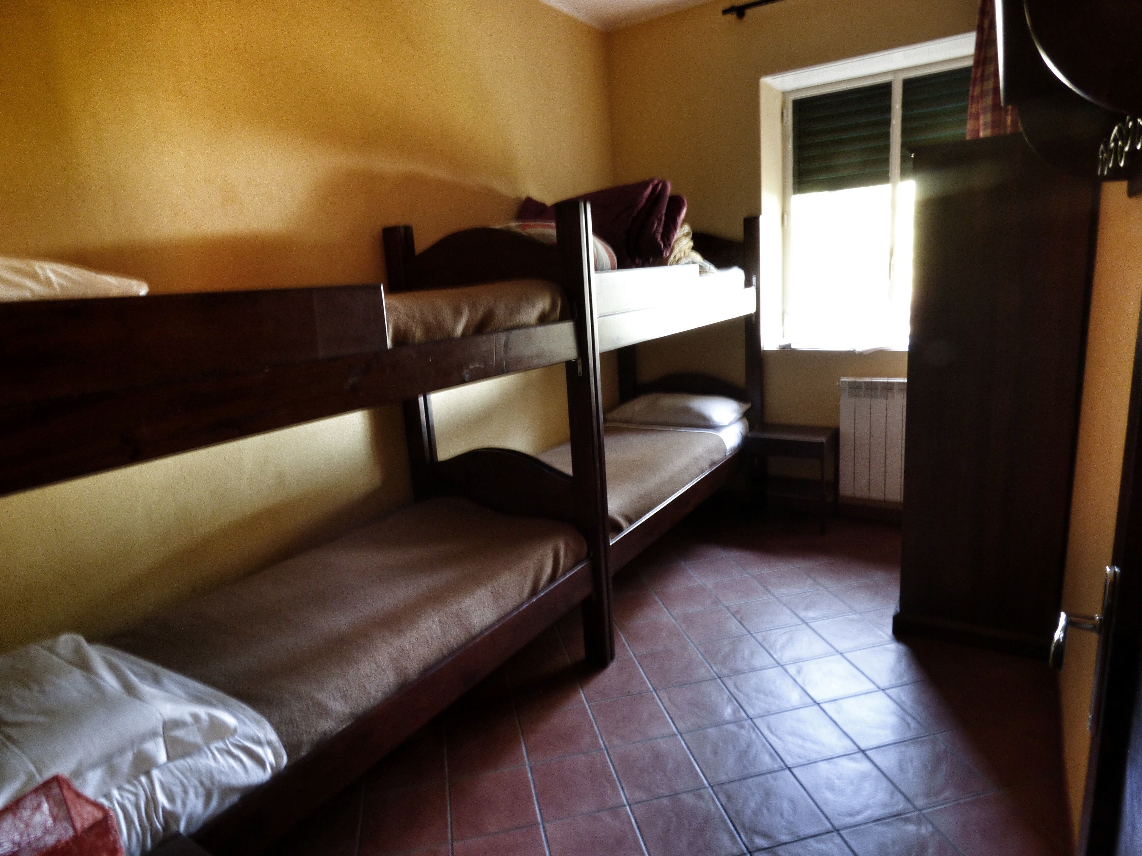 宿舍 | 折叠床/加床（额外收费）、免费 WiFi