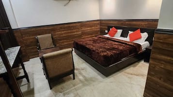 Executive Double Room, 1 King Bed, Smoking | Desk, laptop workspace, free WiFi