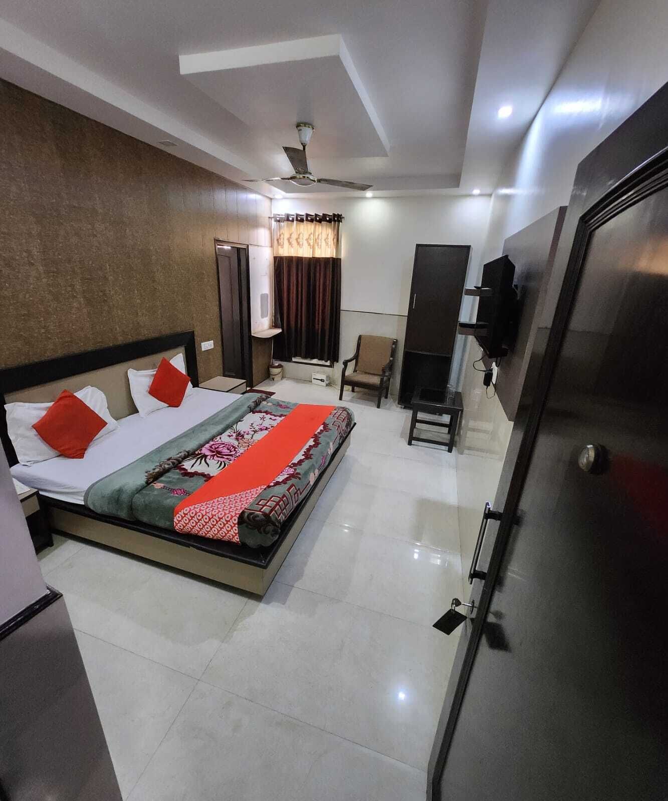 Skrivebord, skrivebord for bærbar PC, wi-fi (inkludert) og sengetøy