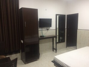 Deluxe Double Room, 1 King Bed, Smoking | Desk, laptop workspace, free WiFi, bed sheets - Hotel Uttam Heritage (Saharanpur)