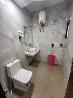 Executive Double Room, 1 King Bed, Smoking | Bathroom | Shower, free toiletries, towels