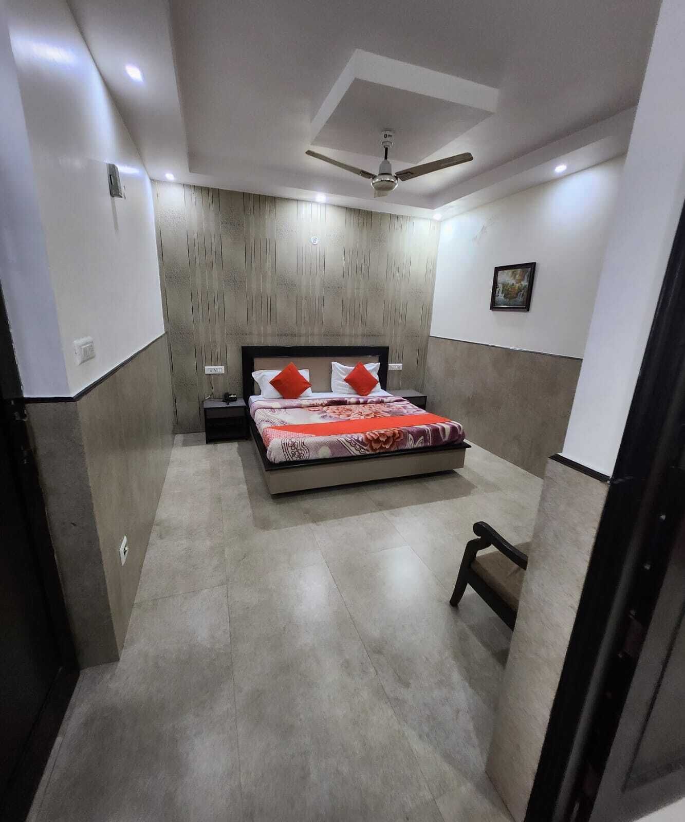 Bureau, espace de travail pour ordinateur portable, Wi-Fi gratuit