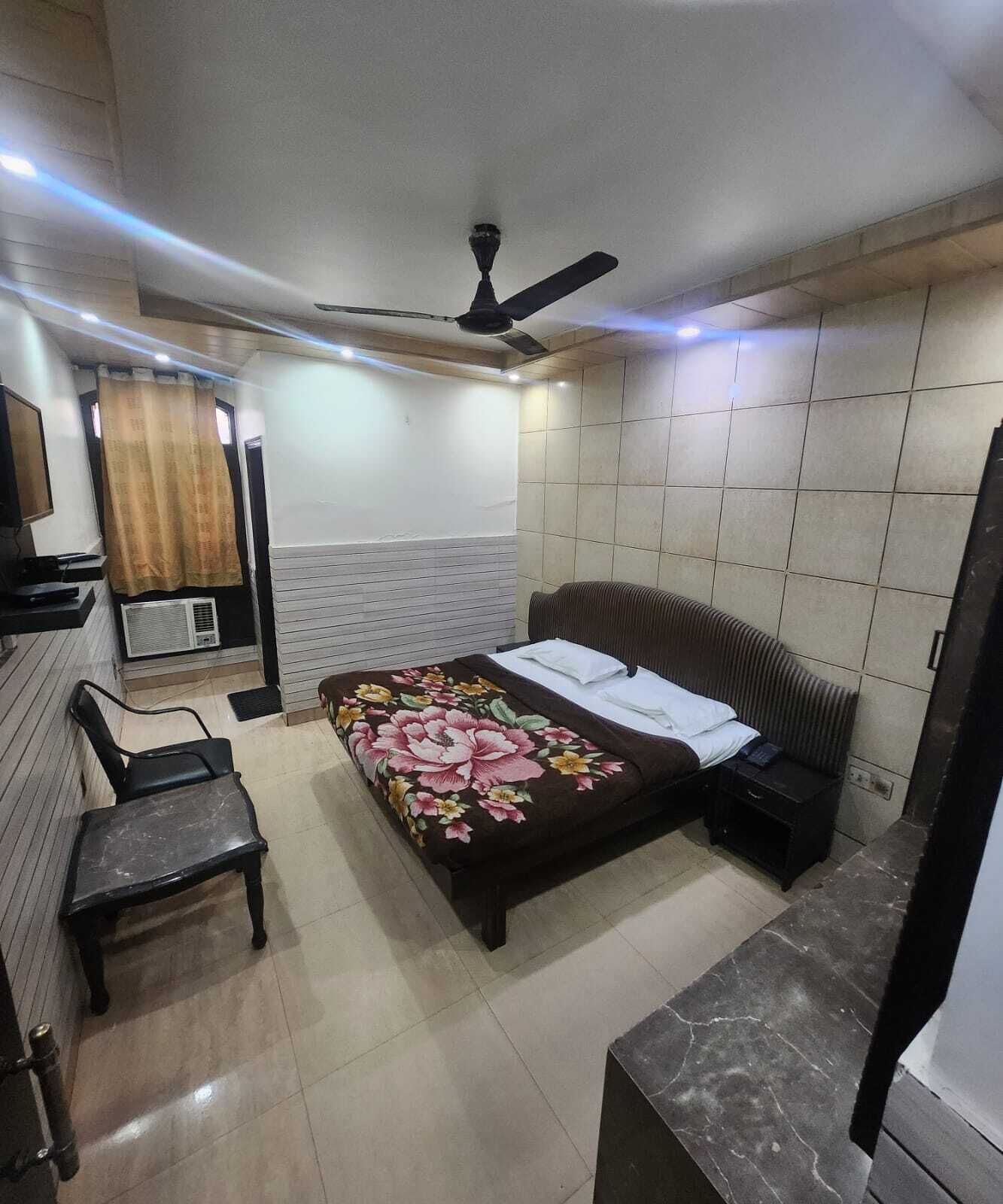 Bureau, espace de travail pour ordinateur portable, Wi-Fi gratuit