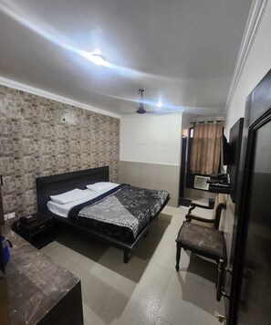 Bureau, espace de travail pour ordinateur portable, Wi-Fi gratuit