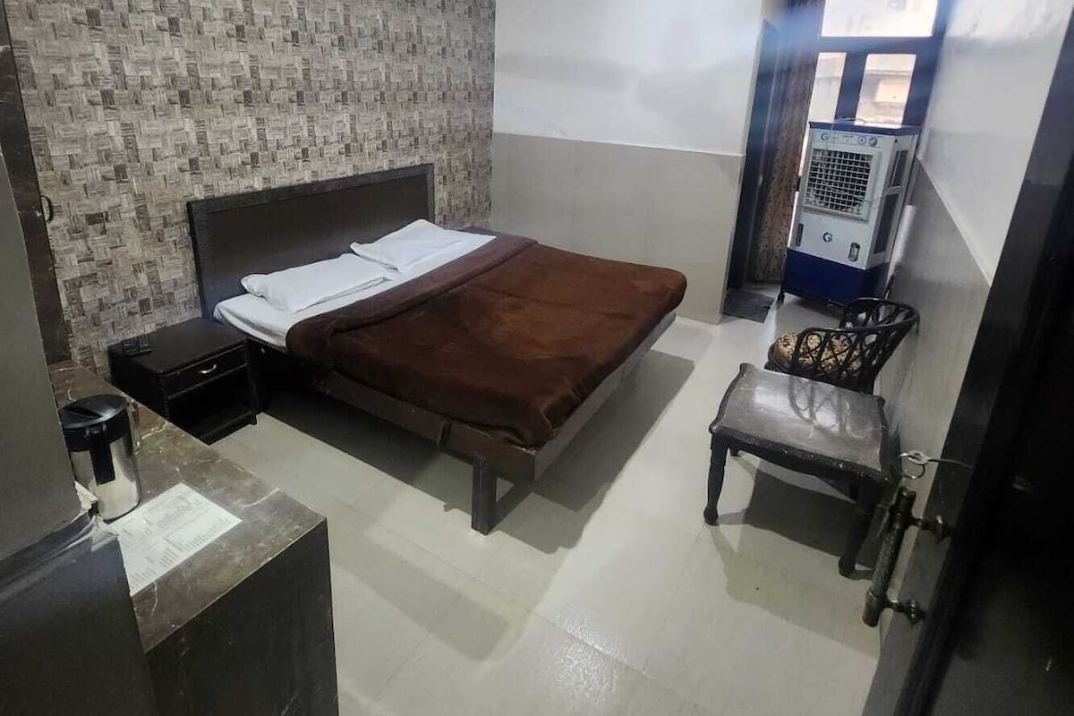 Basic Room | Desk, laptop workspace, free WiFi, bed sheets
