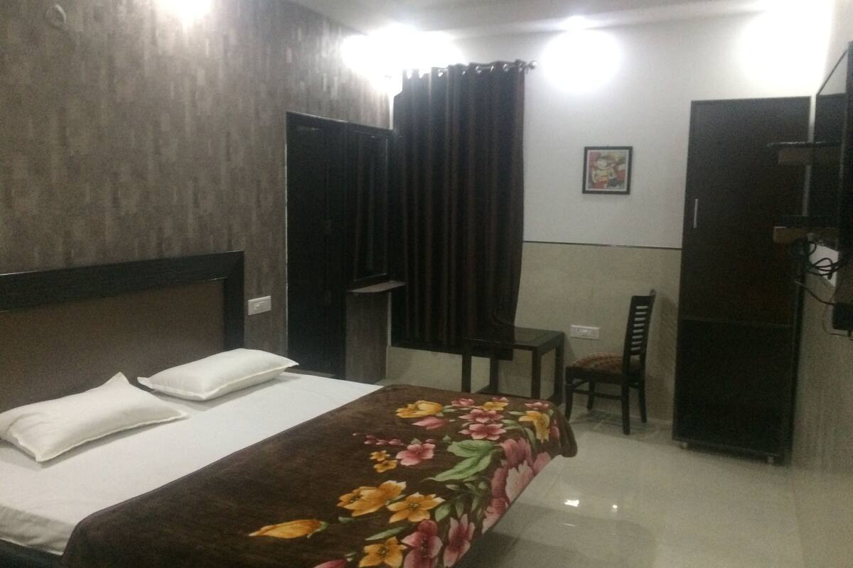Deluxe Double Room, 1 Single Bed, Smoking