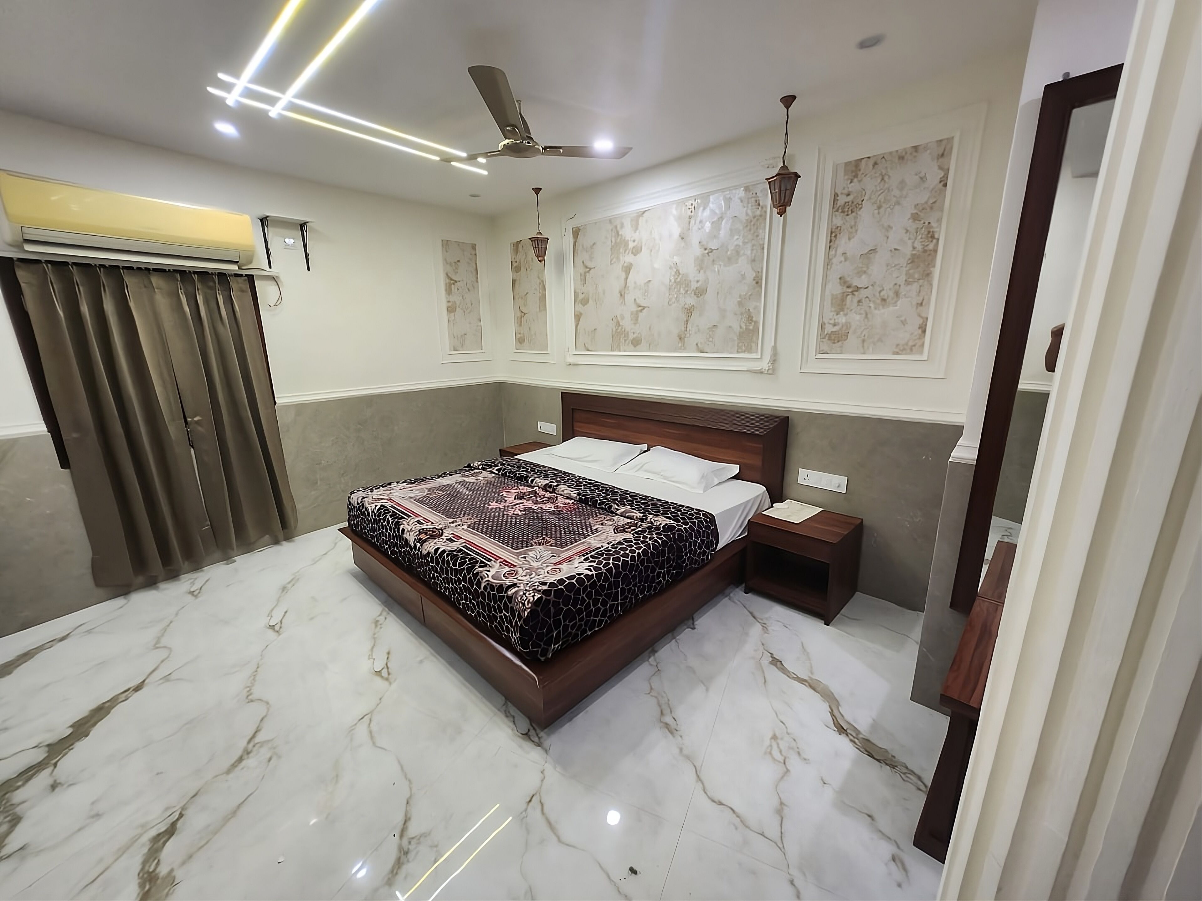 Desk, laptop workspace, free WiFi, bed sheets