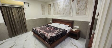 Desk, laptop workspace, free WiFi, bed sheets