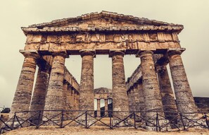 Un templo antiguo con múltiples columnas y una estructura de techo.