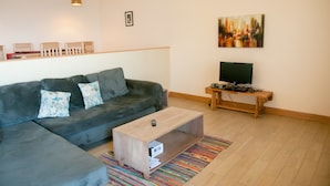 Double Room, 1 Double Bed, Non Smoking | Living room - Mama Africa Close (Kampala)