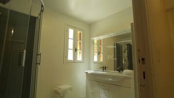 Suite Familiale, 2 chambres | Salle de bain | Douche, sèche-cheveux, serviettes fournies