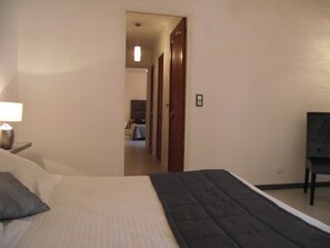 Suite familiar, 2 habitaciones | Decoración personalizada, muebles diferentes y escritorio 