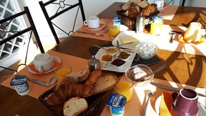 Tägliches inbegriffenes kontinentales Frühstück