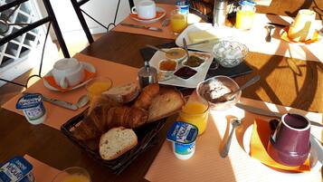 Free daily continental breakfast