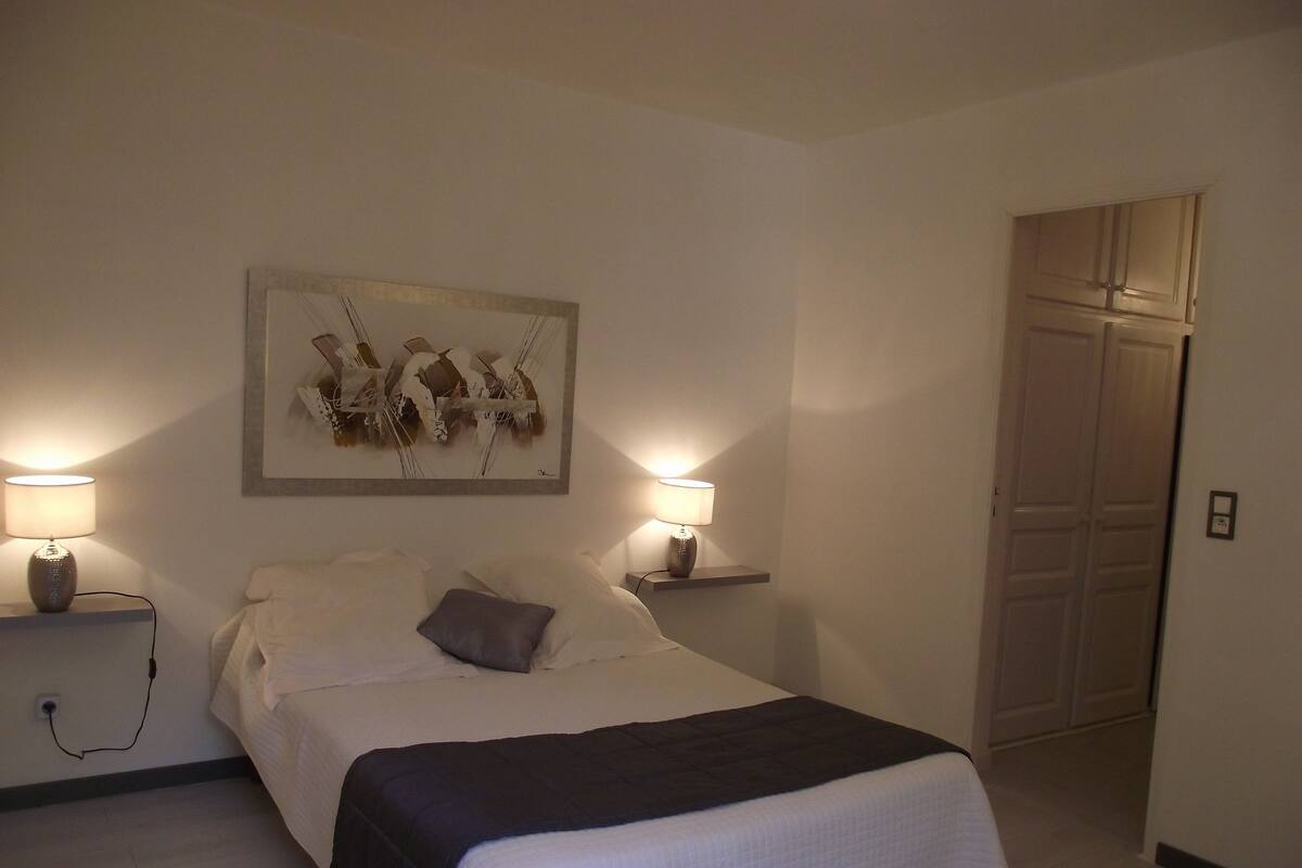 Suite familiar, 2 habitaciones | Escritorio, cortinas opacas, sistema de insonorización
