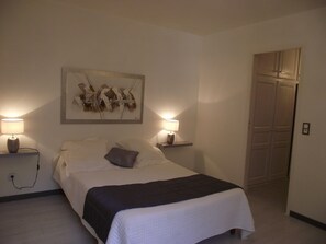 Family Suite, 2 Bedrooms | Individually decorated, individually furnished, desk, blackout drapes - Chambres d'hôtes Villa EMMONY (Santo-Pietro-di-Venaco)