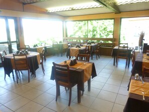 Phục vụ bữa tối 