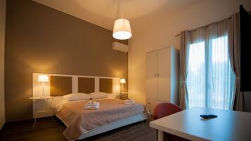 Deluxe-Doppel- oder -Zweibettzimmer, Terrasse | 1 Schlafzimmer, Schreibtisch, schallisolierte Zimmer