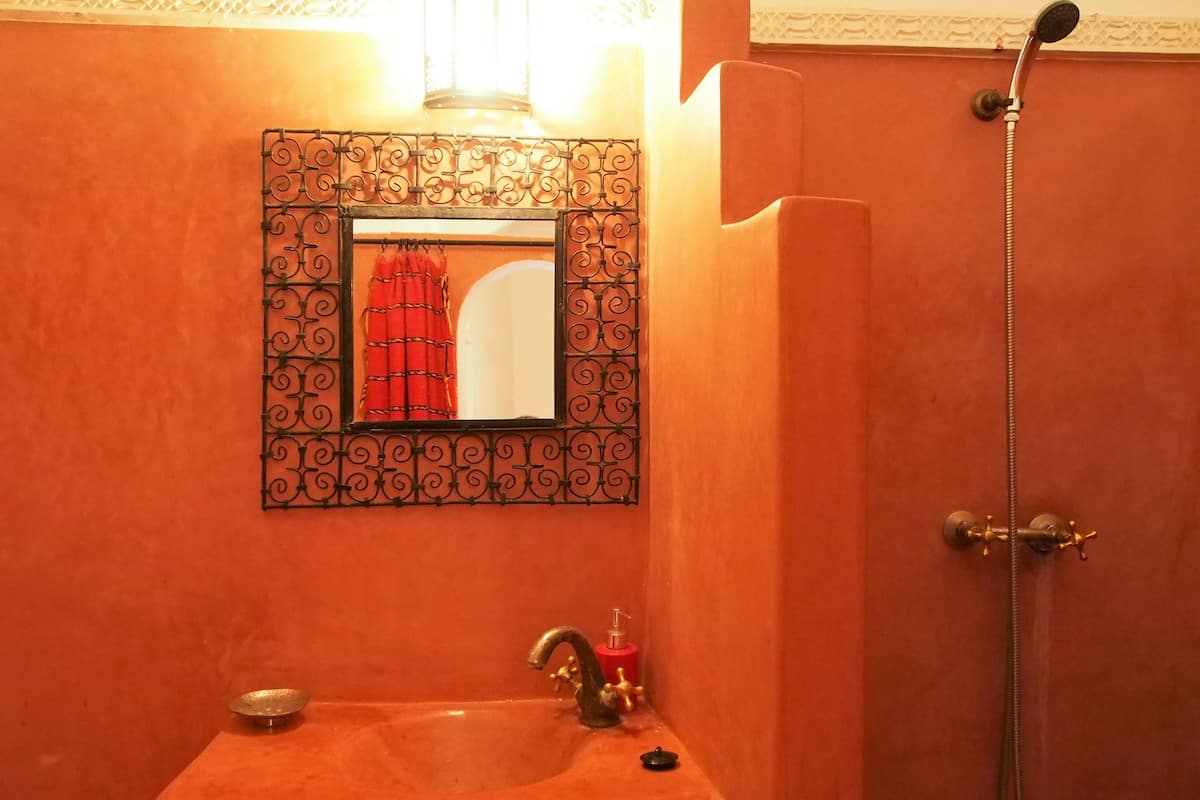 Kolmen hengen superior-huone (Rouge) | Kylpyhuoneen pesuallas