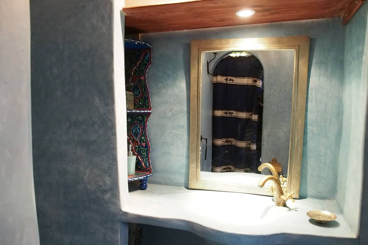 Kahden hengen comfort-huone (Bleu) | Kylpyhuone | Suihku, sadesuihkupää, ilmaiset hygieniatuotteet, hiustenkuivaaja