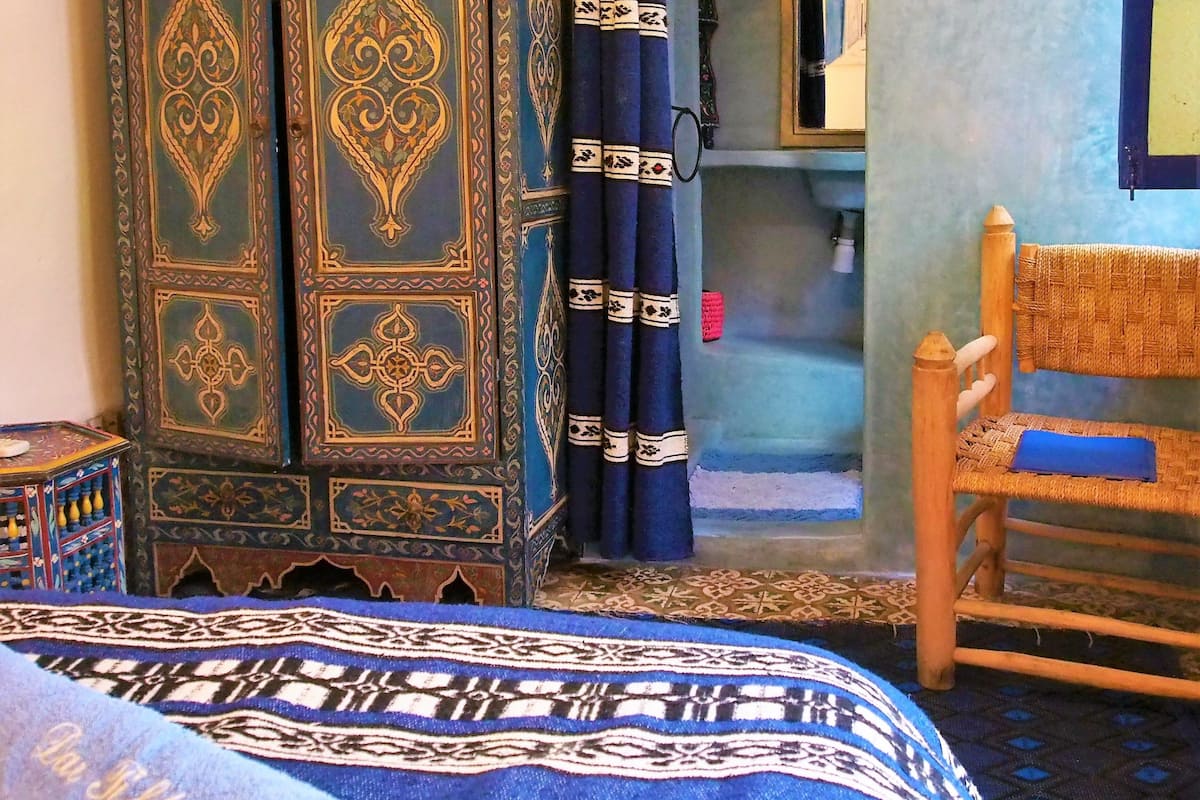 Kahden hengen comfort-huone (Bleu) | Tallelokero huoneessa, yksilöllisesti sisustettu