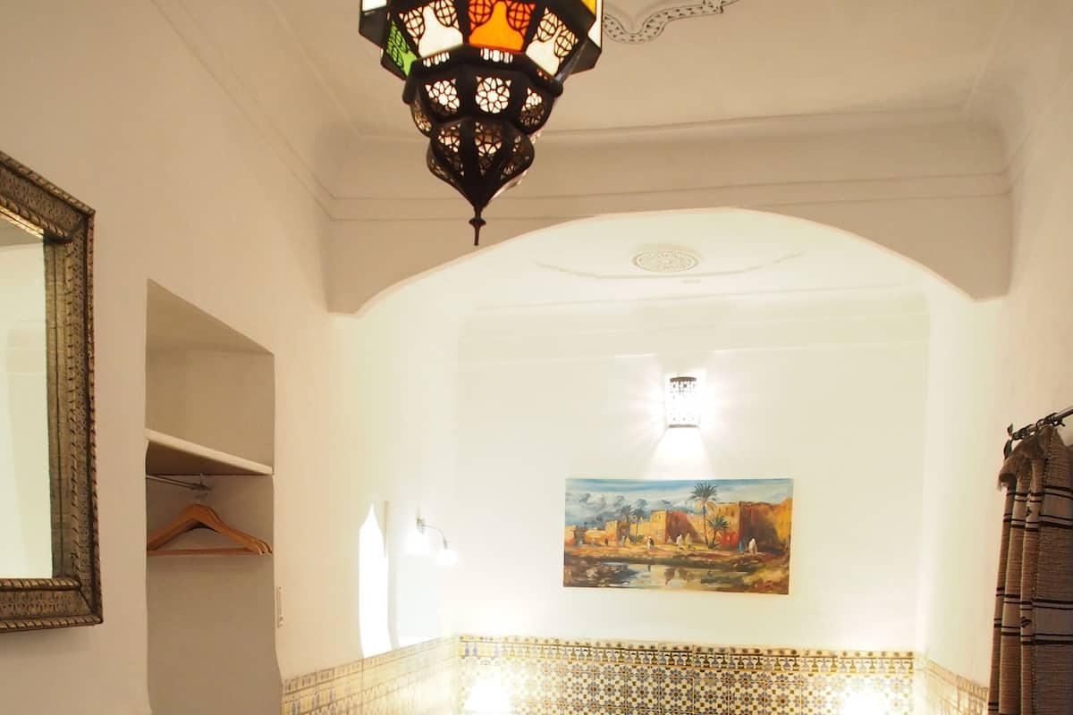 Kolmen hengen comfort-huone (Bigarrée) | Tallelokero huoneessa, yksilöllisesti sisustettu