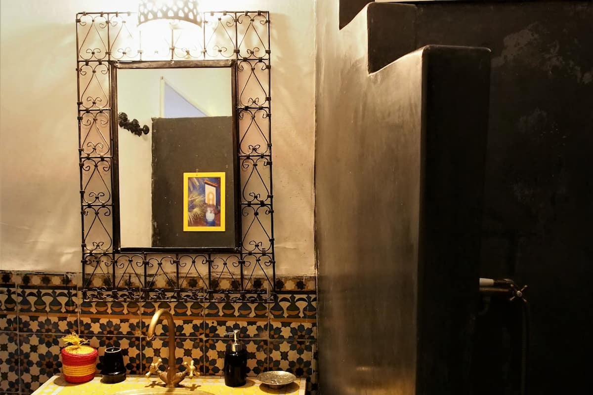 Kolmen hengen comfort-huone (Bigarrée) | Kylpyhuone | Suihku, sadesuihkupää, ilmaiset hygieniatuotteet, hiustenkuivaaja