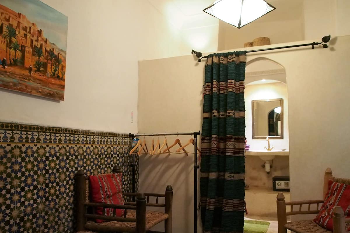 Kahden hengen comfort-huone (Verte) | Tallelokero huoneessa, yksilöllisesti sisustettu