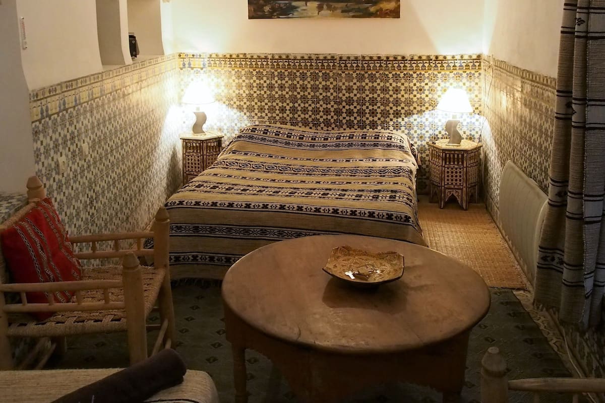 Kolmen hengen comfort-huone (Bigarrée) | Tallelokero huoneessa, yksilöllisesti sisustettu