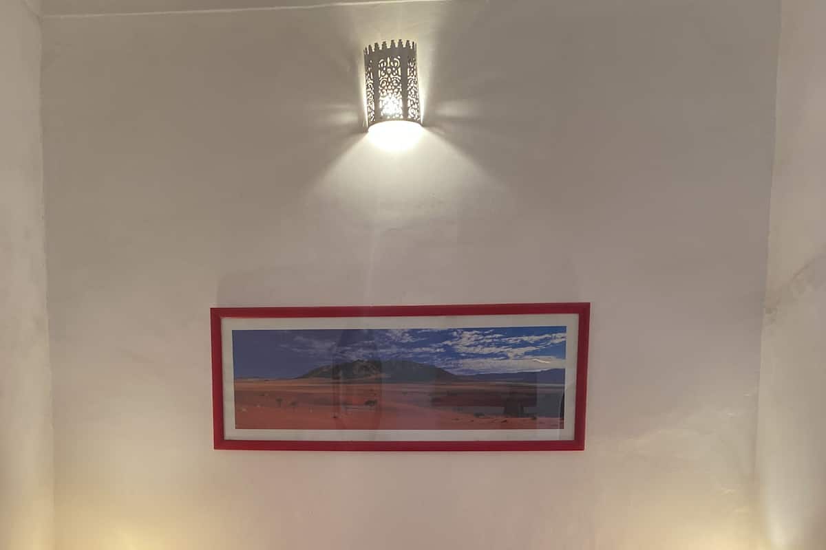 Kolmen hengen superior-huone (Rouge) | Tallelokero huoneessa, yksilöllisesti sisustettu