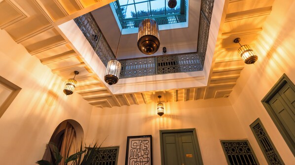 A room with a high ceiling, ornate ceiling design, and multiple hanging light fixtures. - Riad Dar Tiflet (Marrakech)